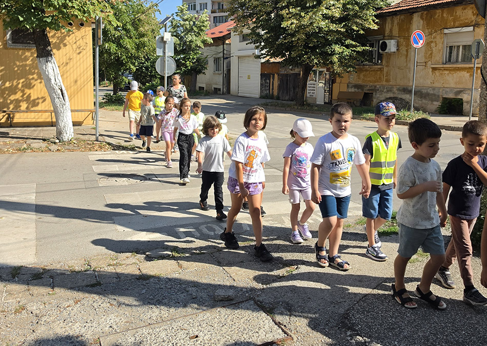 „Пресичам правилно“ – децата учат правилата за безопасно движение